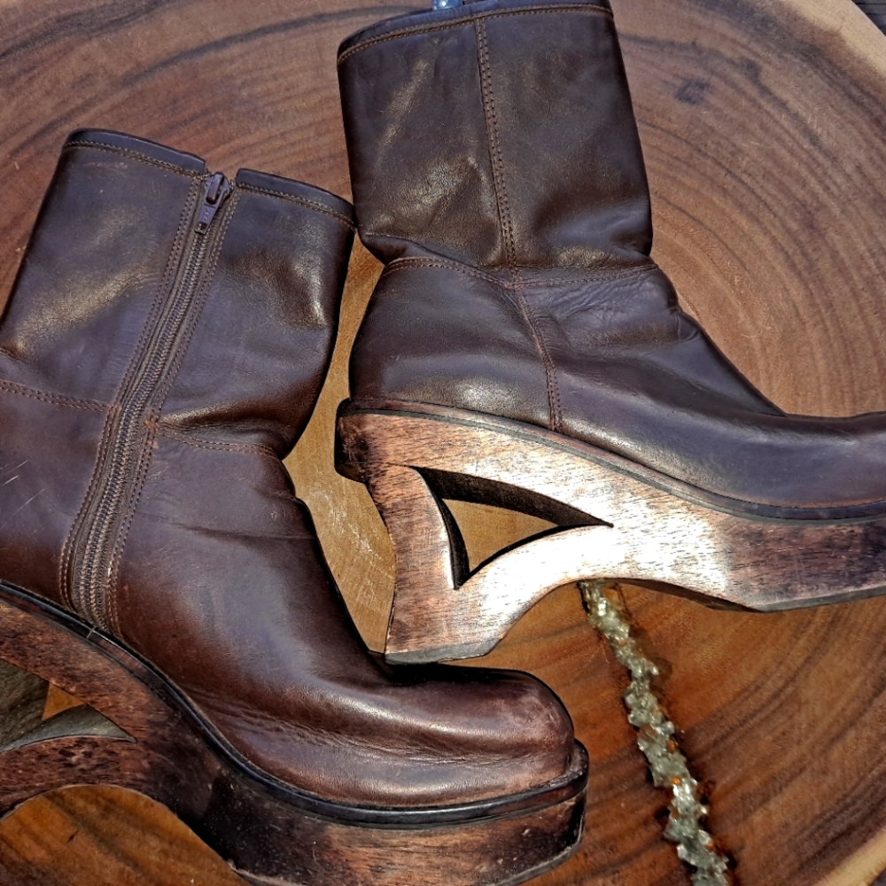 Vintage platform western boots 👢 with solid wood cutout heel by Two Lips Brazil